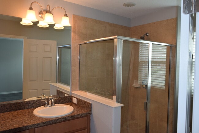 Building Photo - Super 3 bdrm 2-1/2 bath townhome  in gated Community!