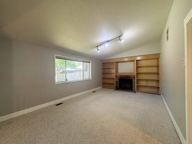 Building Photo - Charming 3-Bedroom Home in Desirable Gem H...