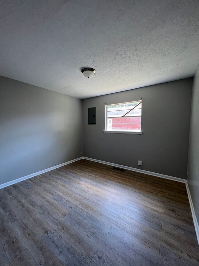 Building Photo - Updated 5 bedroom 2.5 bathroom home in a g...