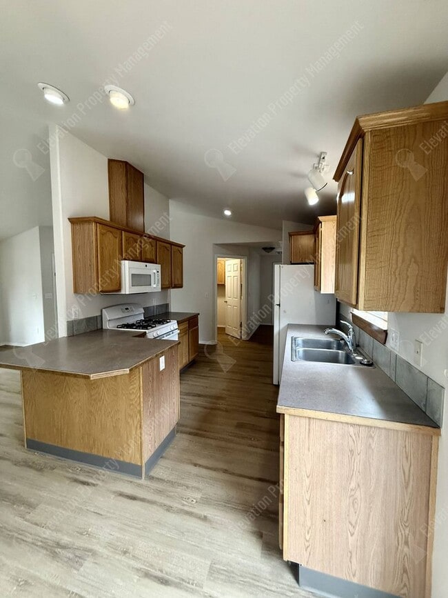 Building Photo - Single Level 3 BR in NE Bend with huge fenced yard!