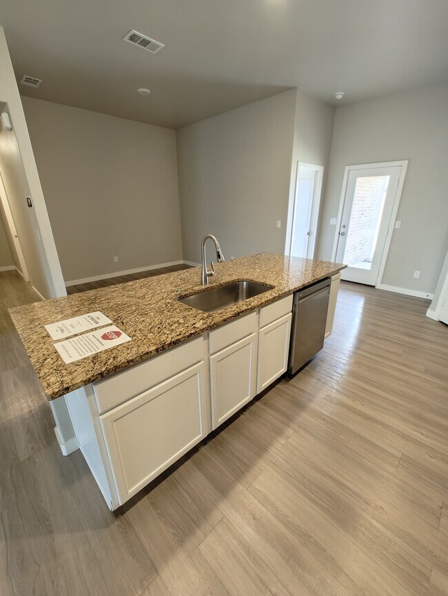 Building Photo - 3 bed 2 bath in Lone Star Trails!