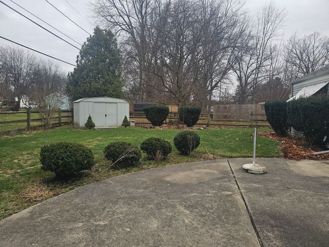 Building Photo - Sprawling Ranch in a Great Toledo Neighbor...