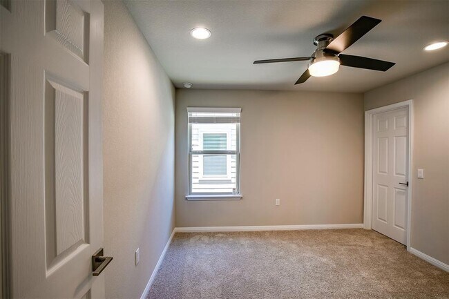 Building Photo - 837 Falkland Trace