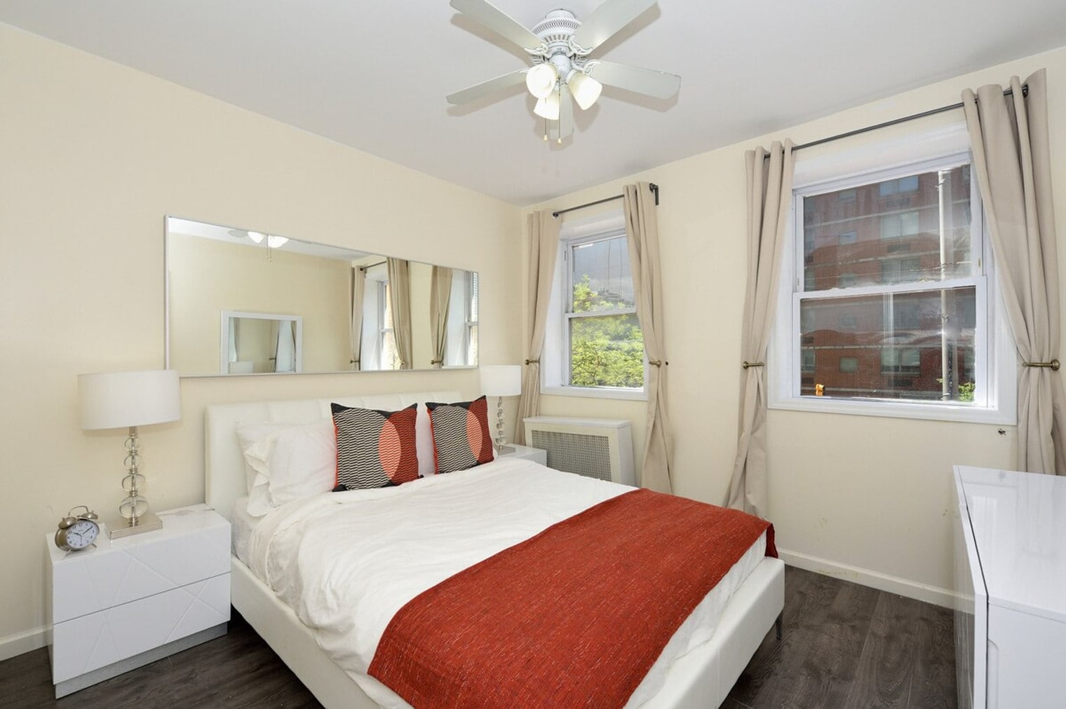 Building Photo - 350 W 38th St