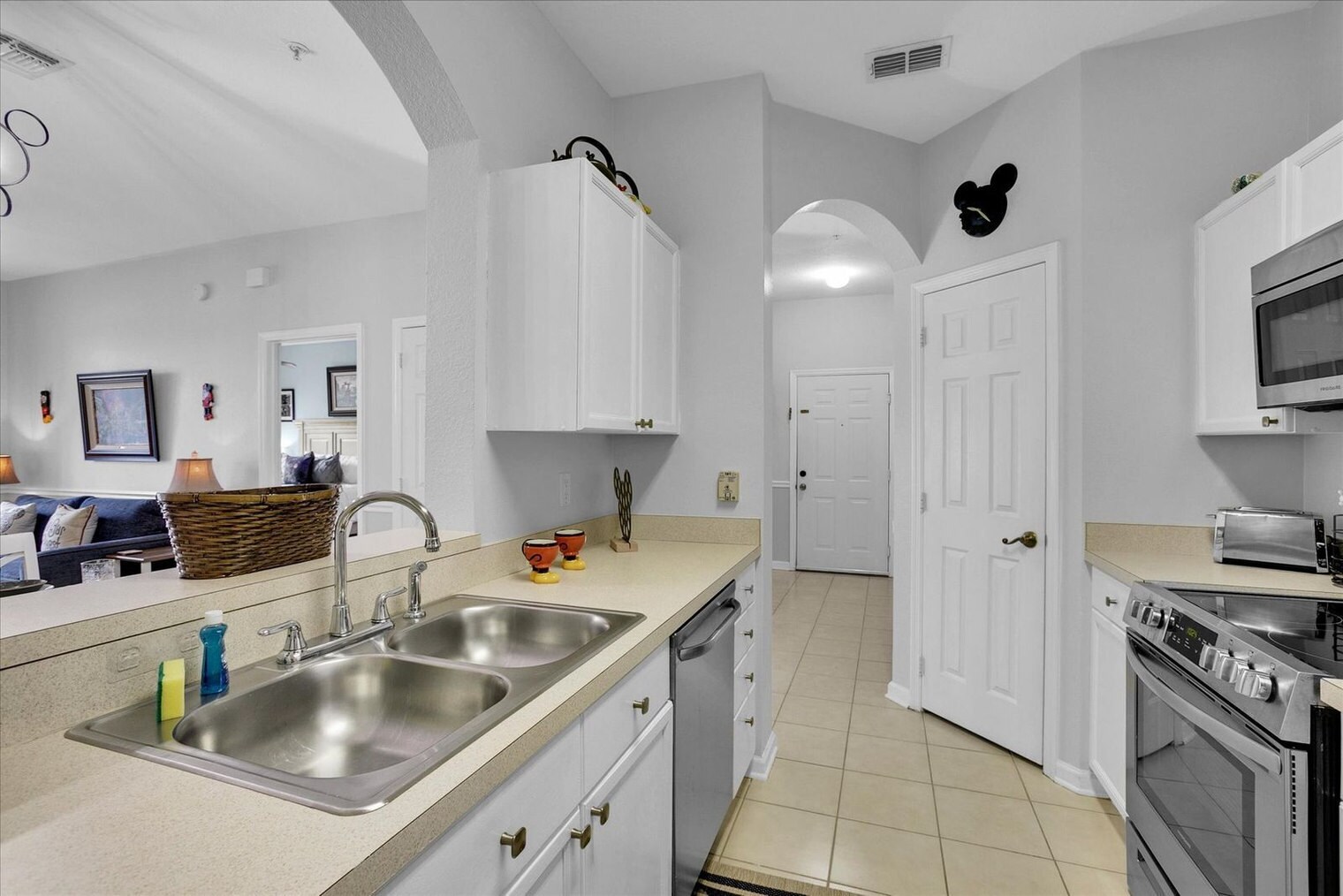 Building Photo - 2302 Silver Palm Dr