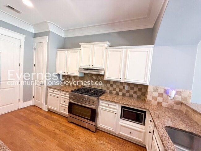 Building Photo - Comfort Meets Modern Convenience with Fireplace / 3 Beds & 2.5 Bath / Available Now