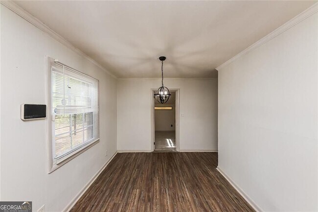 Building Photo - 210 Oak Dr SE