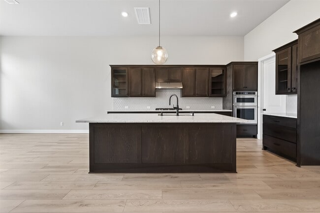 Building Photo - 2022 Serene Spgs Dr