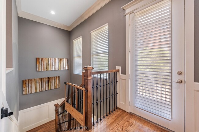 Building Photo - 212 W 6th St