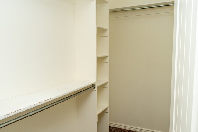 Building Photo - 564 800 E