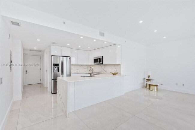 Building Photo - 1300 Brickell Bay Dr