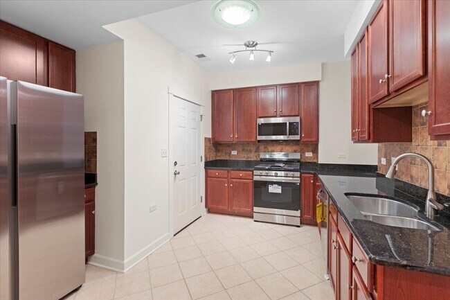 Building Photo - 6750 N Greenview Ave