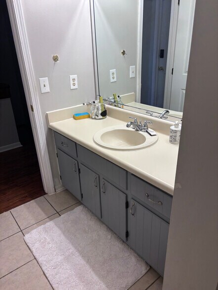 Building Photo - 1209 Capri Dr