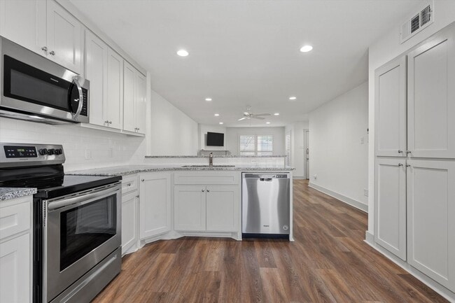 Building Photo - Updated Amazing Townhome