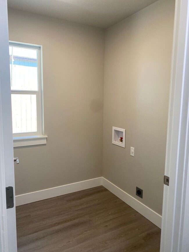 Building Photo - 3 Bedroom 2.5 Bath Townhouse!