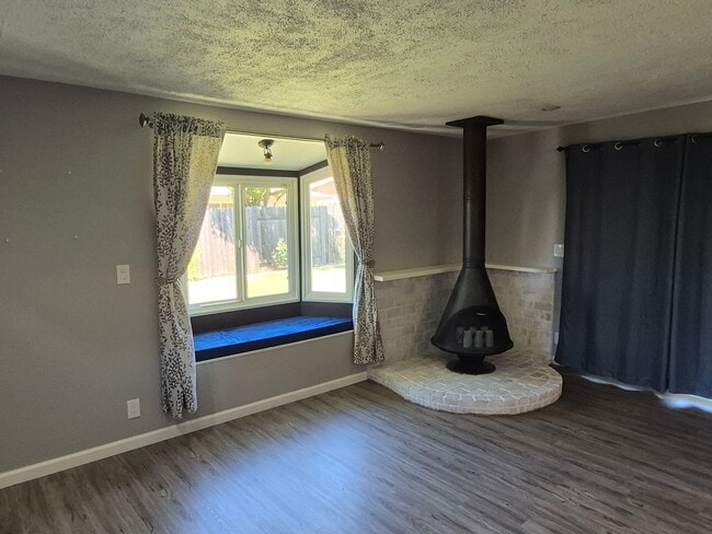 Building Photo - 3 Bedroom Orangevale Home