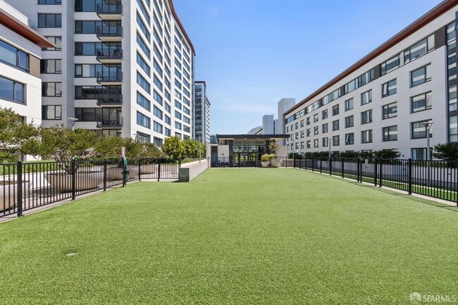 Building Photo - 260 King St