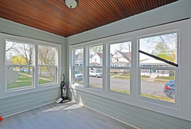 Building Photo - 3-Bed 1-Bath Lower Level Unit in Minneapolis - Available Now!