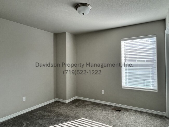 Building Photo - Stunning Townhouse Located in Northeast Co...
