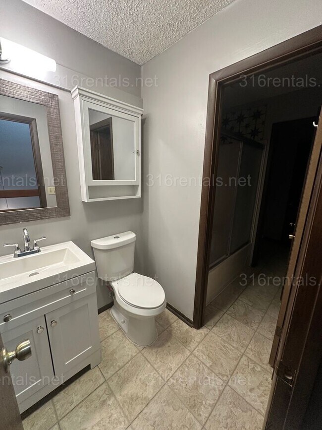 Building Photo - $1545 - 2 bed 1.5 bath - Duplex located in Riverside