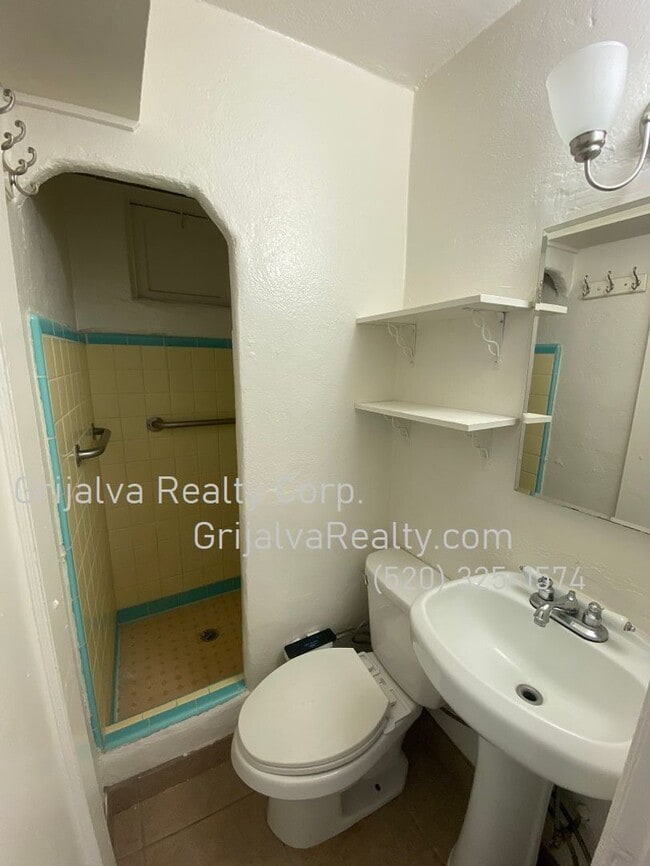 Building Photo - Cute & Cozy 1 Bedroom House on Large Lot (...