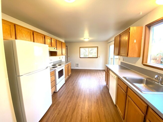 Building Photo - Bothell Duplex w/ Spacious Yard