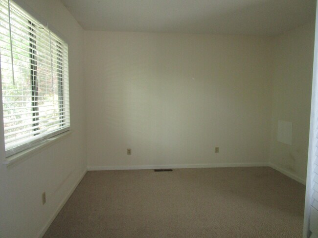 Building Photo - 690 Archdale Dr