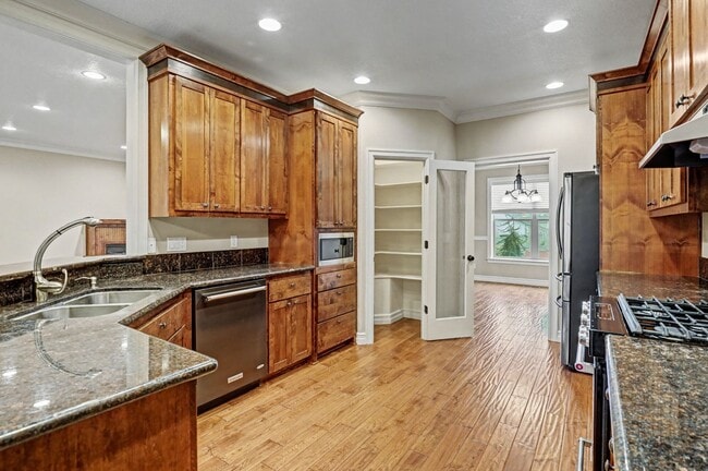 Building Photo - 4 bed, 2.5 bath Two-Story Home in West Salem