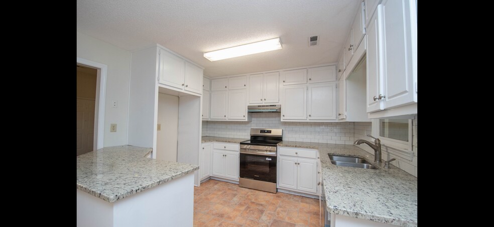 Building Photo - 42 7 Pines Cir