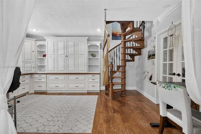 Building Photo - 542 N Cypress Dr