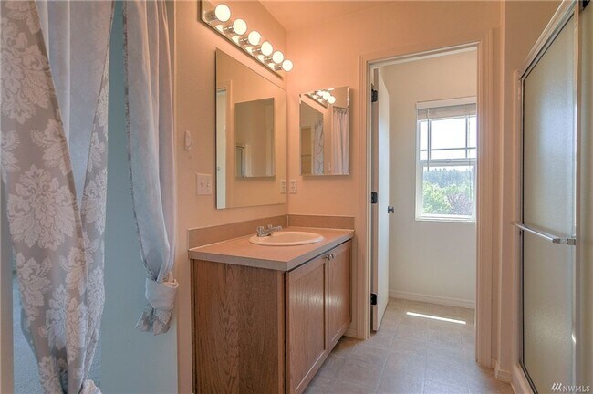 Building Photo - Large Lacey Four Bedroom, Corner Lot, Newl...