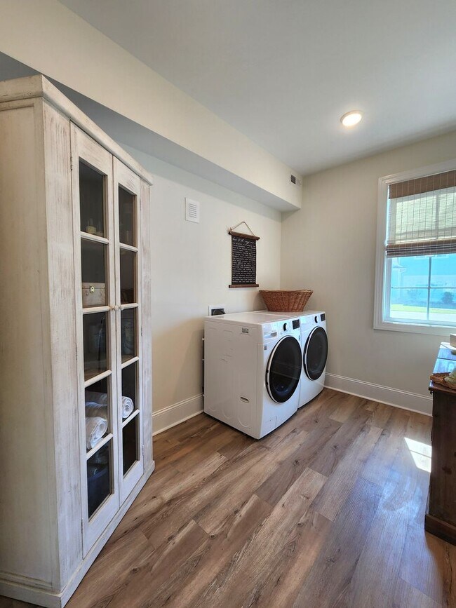 Building Photo - Home Available in Summerhouse on Everett Bay! Showings Coming Soon.