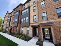 Building Photo - Luxurious 3 Bed 2.5 Bath Interior Townhome...