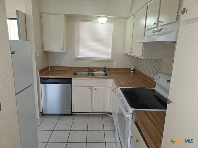 Building Photo - 904 Ticonderoga Dr