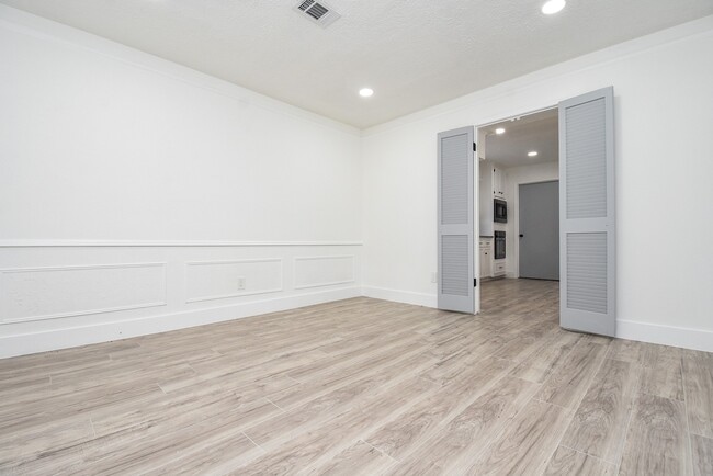 Building Photo - 15814 Winding Moss Dr