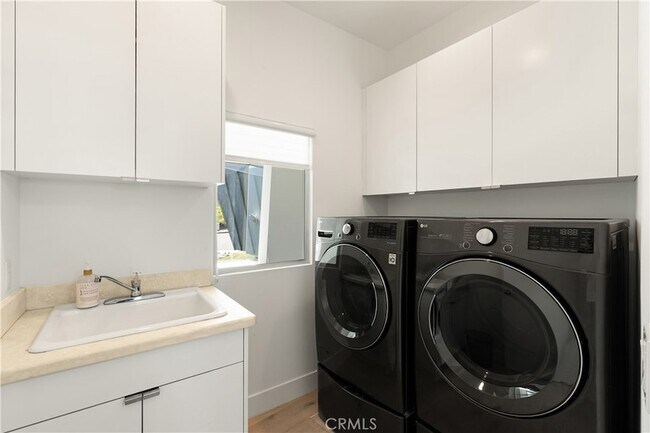 Building Photo - 3230 Tyrol Dr