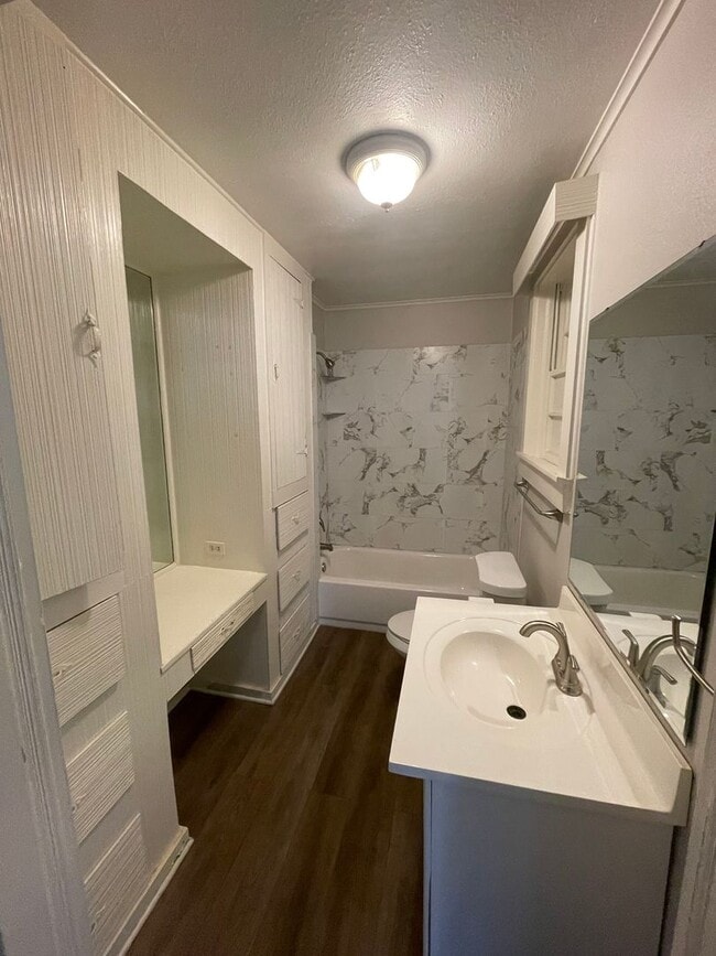 Building Photo - Beautiful One Bedroom Unit in Broadmoor