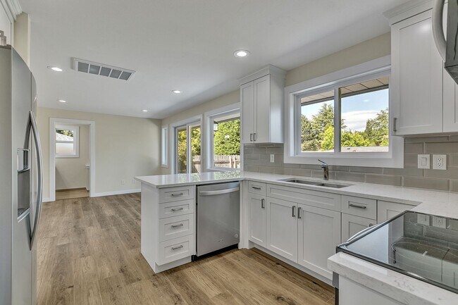 Building Photo - Freshly Remodeled Burien Rambler