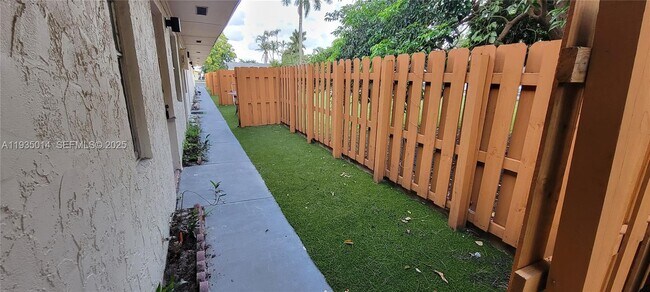 Building Photo - 4621 SW 33rd Ave