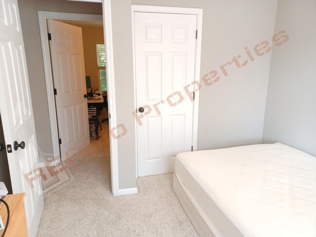 Building Photo - Luxury 4 BR 2-Car Garage Cul-de-Sac End Un...
