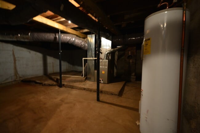 Building Photo - 3 Bedroom Home with lots of EXTRAS