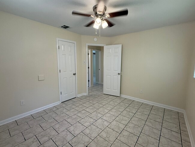 Building Photo - 1405 Cactus Dr