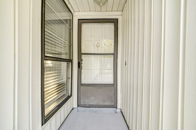 Building Photo - 3918 Cypressdale Dr