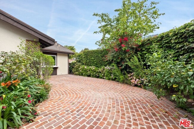 Building Photo - 1329 Avenida de Cortez