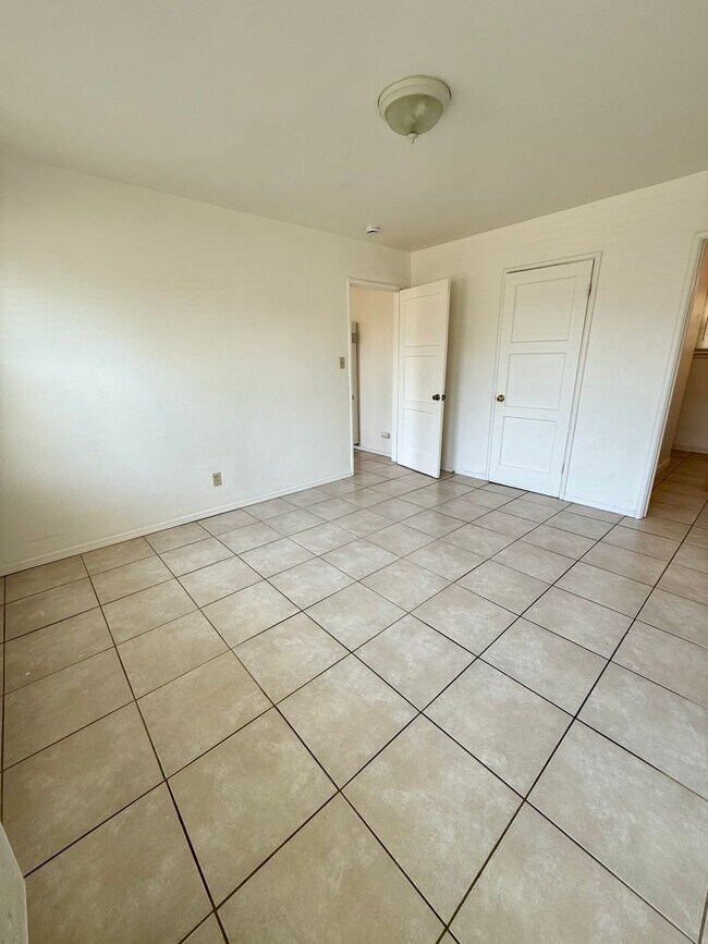Building Photo - Bonita Place