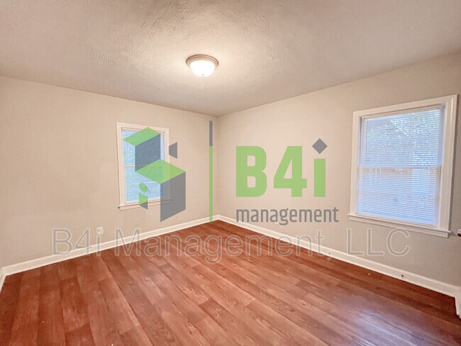 Building Photo - 1102 33rd St