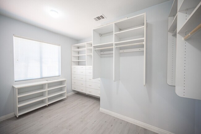 Building Photo - 8420 Bay Crest Dr