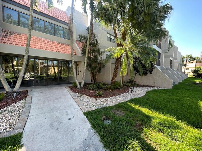 Building Photo - 230 Lakeview Dr