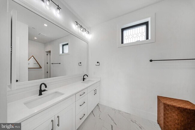 Building Photo - 1462 Chapin St NW