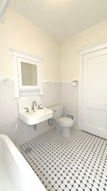Building Photo - 4511 N Greenview Ave